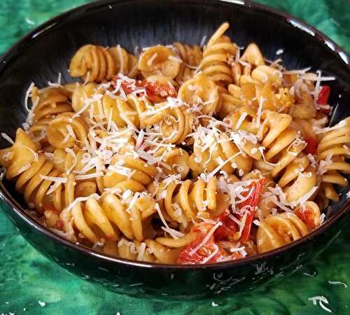 Pasta with burst cherry tomato sauce