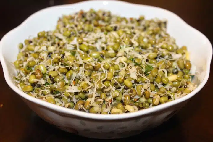 Sprouted Green Gram Sundal (Pachai Payaru Sundal)