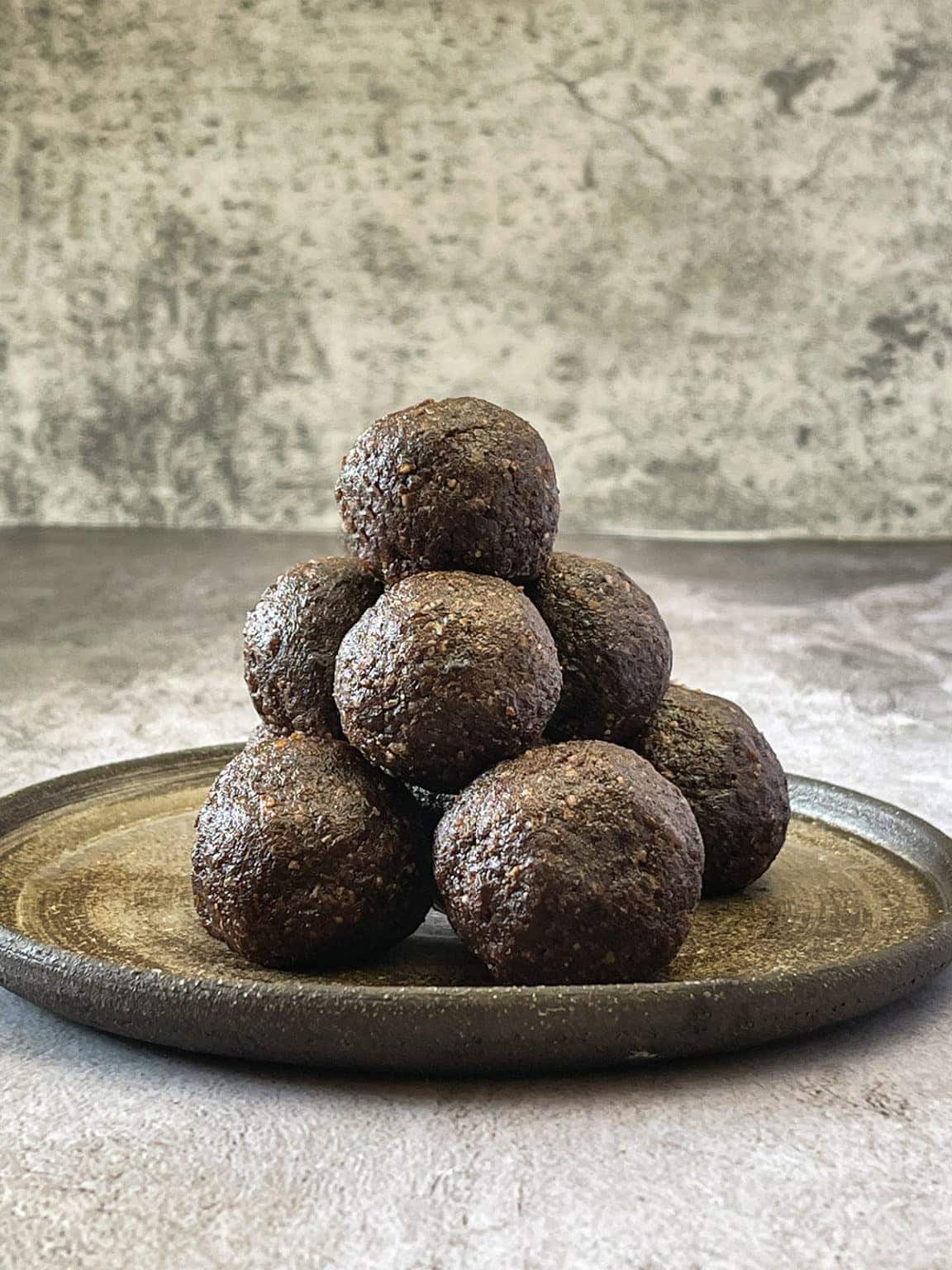 ‘Chocolate’ Date Balls