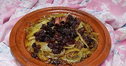 TAJINE DE BŒUF AUX OIGNONS ET AUX RAISINS SECS / BEEF TAGINE WITH ONIONS AND RAISINS / TAJÍN DE TERNERA CON CEBOLLA Y PASAS / طاجين اللحم البقري و البصل و الزبيب 