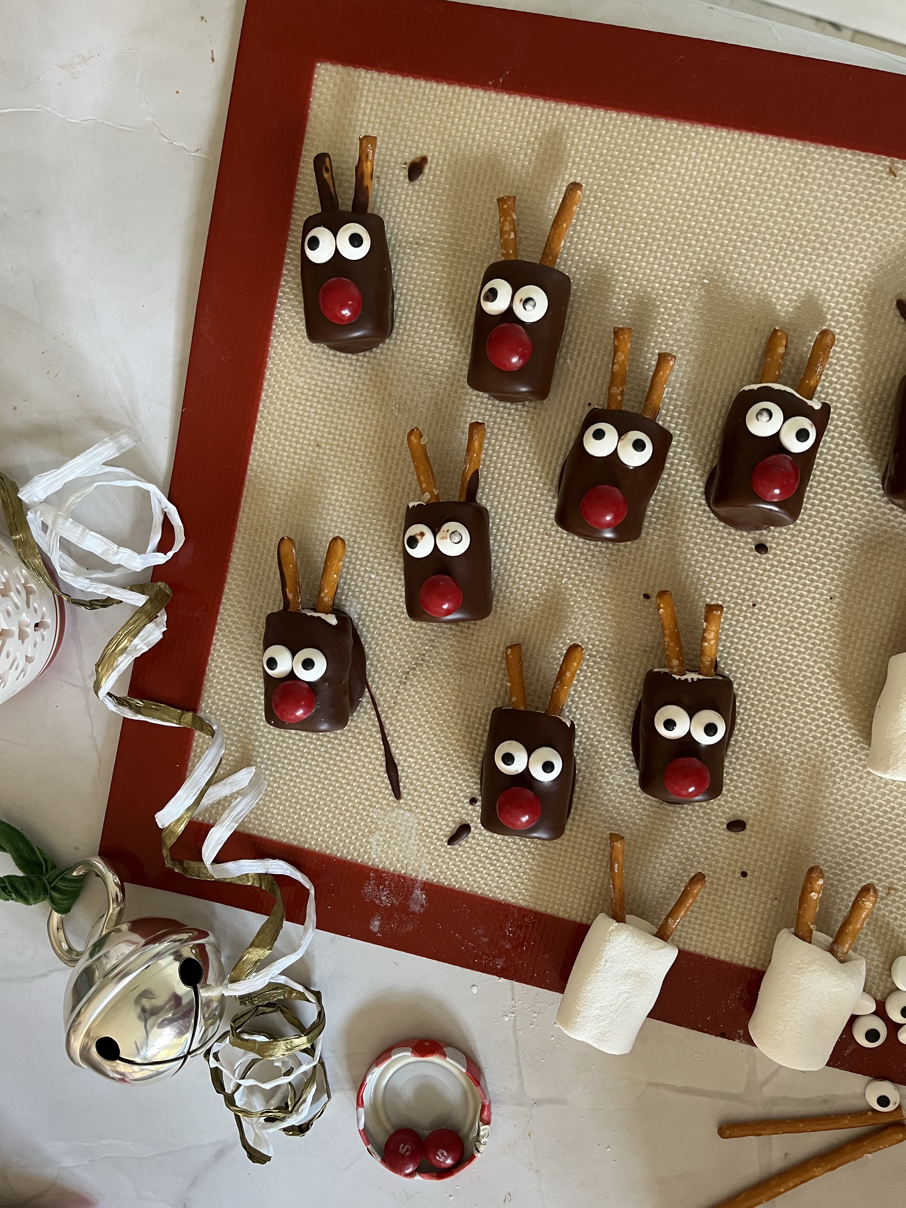 Chocolate Dipped Marshmallow Reindeer