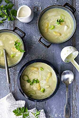 Asparagus cream soup with leek and parsley
