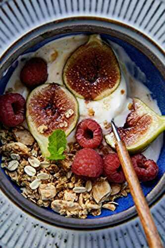 Fig and crunchy almond breakfast