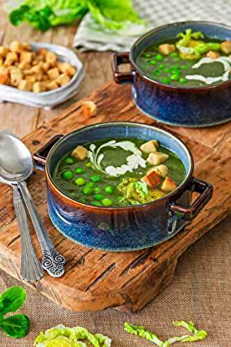 Lettuce soup with green peas