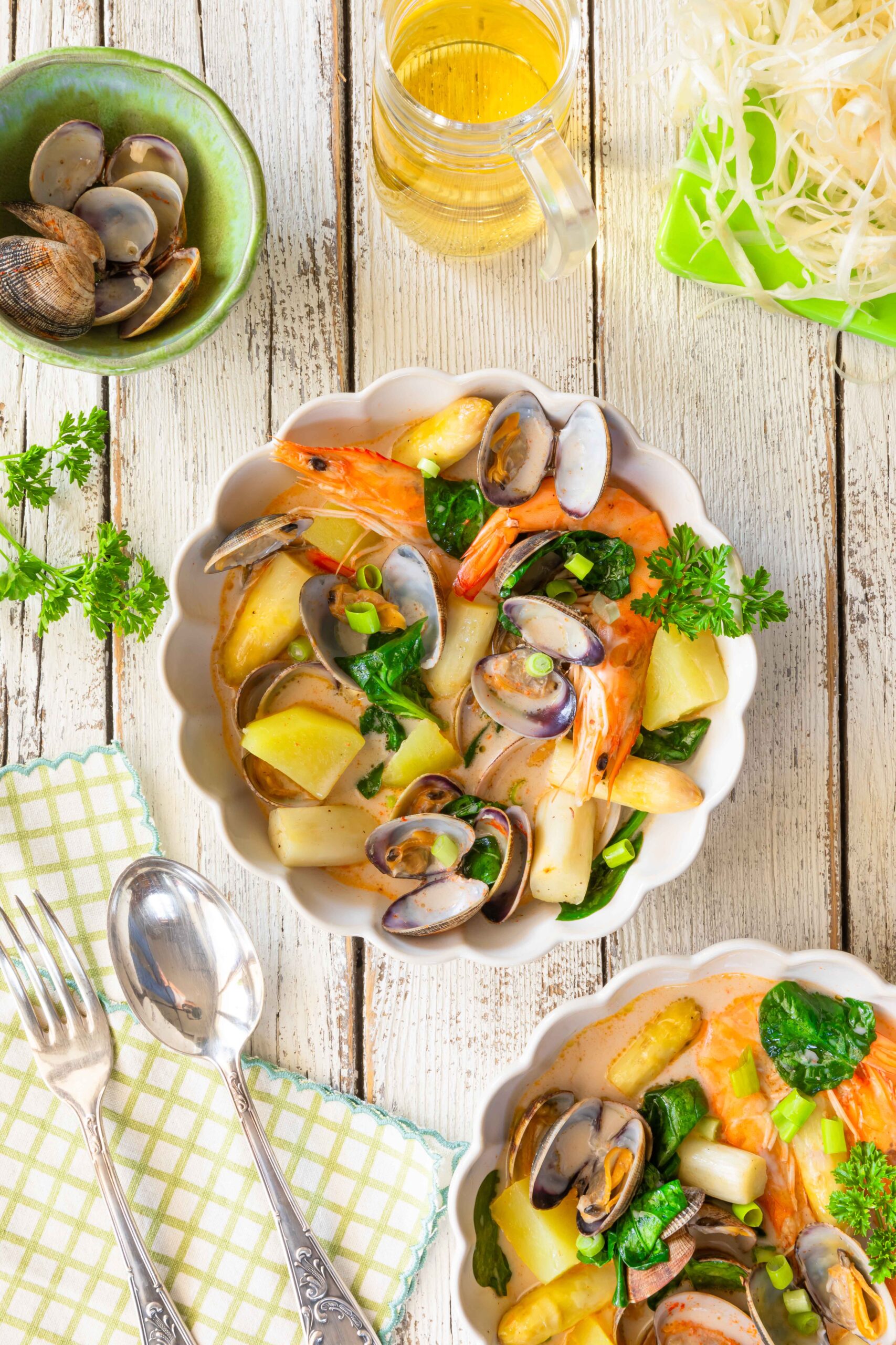 Stir-fried white asparagus with clams and coconut milk