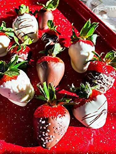 How to Make Chocolate Covered Strawberries (Easy!)