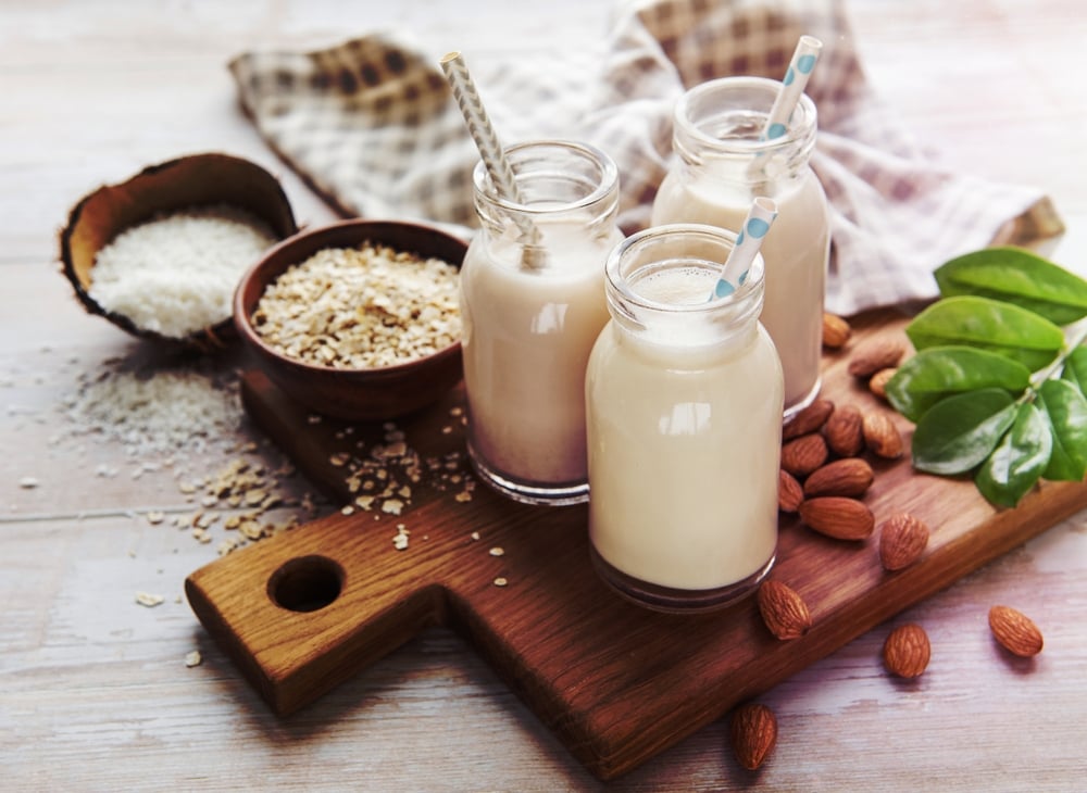 15 Best Milk Substitutes & 5 Tips